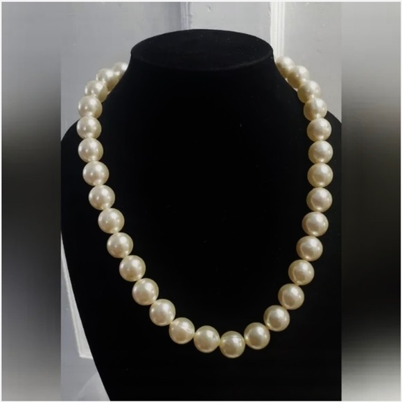 Cream Faux Pearl Necklace. 🌴 - Picture 5 of 6